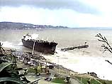 Сильный шторм выбросил на чилийский берег судно, плававшее под либерийским флагом