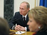 "Что касается и первого случая - американских санкций, и что касается второго - введения визового режима со стороны Украины, - думаю, мы должны пока воздержаться от ответных шагов", - сказал Путин