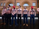 В Москве несколько мужчин выразили свой протест против санкций США акцией в стиле Femen В Москве несколько мужчин выразили свой протест против санкций США акцией в стиле Femen