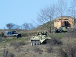 В Крыму выдавливают украинских военных: базу закидали дымовыми шашками, захватили еще один корабль