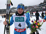 Александр Логинов (Россия), завоевавший серебряную медаль в гонке преследования в соревнованиях среди мужчин на IX этапе Кубка мира по биатлону в норвежском Холменколлене, после окончания цветочной церемонии