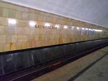 В московском метро на станции "Бауманская" под колесами поезда погиб пассажир