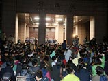 На Тайване демонстранты заблокировали работу парламента, частично заняв здание администрации и забаррикадировав двери и окна офисной мебелью