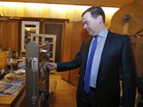 Премьер-министр РФ Дмитрий Медведев посетил студию шумового озвучения "Мосфильма", где попробовал сымитировать звук прибоя, топот копыт и шум закрывающего замка двери Бутырской тюрьмы