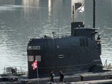 Над "Запорожьем" был торжественно поднят флаг России, а теперь сорокалетнюю подлодку готовы передать обратно украинским ВМС, предлагая ее утилизировать