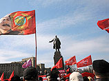 В Харькове пророссийский митинг потребовал референдума об автономии от "недобитых бандеровцев" В Харькове пророссийский митинг потребовал референдума об автономии от "недобитых бандеровцев"