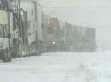 Снегопад в Волгоградской области засыпал трассы, застряли сотни автомобилей
