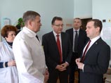 Дмитрий Медведев и Сергей Аксенов посетили детскую больницу в Симферополе, 31 марта 2014 года Дмитрий Медведев и Сергей Аксенов посетили детскую больницу в Симферополе, 31 марта 2014 года