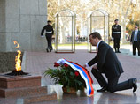 Перед общением с жителями Севастополя Медведев возложил венок к Вечному огню мемориального комплекса защитникам города