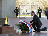 Перед общением с жителями Севастополя Медведев возложил венок к Вечному огню мемориального комплекса защитникам города Перед общением с жителями Севастополя Медведев возложил венок к Вечному огню мемориального комплекса защитникам города