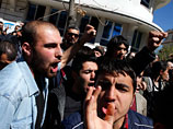 Силам полиции пришлось применить водометы, чтобы рассеять толпу из тысяч людей, которые собрались перед зданием Верховного избирательного совета Турции