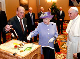 Королева Великобритании принесла понтифику десяток яиц, бутылку виски и еще кое-что