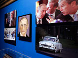 Портрет Путина обрамлен совместными с Бушем фотографиями, в том числе на лодке во время рыбалки и в машине ГАЗ-21 Портрет Путина обрамлен совместными с Бушем фотографиями, в том числе на лодке во время рыбалки и в машине ГАЗ-21