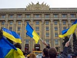 Тем временем в Харькове продолжают митинговать сторонники "евромайдана" и пророссийски настроенные активисты, которых руководство Украины считает сепаратистами