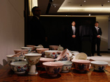 На аукционе в Гонконге чаша династии Мин стала самым дорогим предметом китайского фарфора