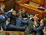 В Верховной Раде ужесточение наказания за "раздел Украины" отметили 5-минутным рукопашным боем В Верховной Раде ужесточение наказания за "раздел Украины" отметили 5-минутным рукопашным боем