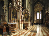 Первый акт вандализма был зафиксирован полицией в старинном кафедральном соборе Святого Стефана, построенном в начале XVI века