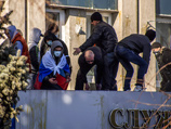 В Луганске захватчики здания СБУ взяли заложников и заминировали помещение, заявила украинская спецслужба В Луганске захватчики здания СБУ взяли заложников и заминировали помещение, заявила украинская спецслужба