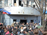 Представители штаба антимайдановцев, которые накануне вошли в здание Управления в Службы безопасности Украины (СБУ) в Луганске и заблокировали его, опровергли информацию об уходе из здания