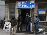 В украинском городе Славянск (север Донецкой области) вслед за отделением милиции была захвачена и городская администрация, над которой подняли российский флаг В украинском городе Славянск (север Донецкой области) вслед за отделением милиции была захвачена и городская администрация, над которой подняли российский флаг