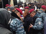 ообщается, что бывшие бойцы "Беркута" отказались препятствовать демонстрантам и нацепили георгиевские ленточки