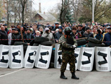 Накануне в Славянске - городе со 120-тысячным населением на севере Донецкой области - объявились вооруженные люди