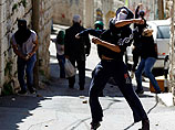 По словам представителей полиции, палестинцы забросали стражей правопорядка камнями и бутылками с зажигательной смесью