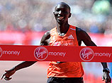 Кенийский бегун Уилсон Кипсанг стал победителем Лондонского марафона, установив рекорд трассы