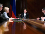 Медведев хочет начать субсидирование авиаперелетов в Крым до отпускного периода