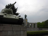 Немецкие СМИ из-за действий России на Украине потребовали убрать русские танки с мемориала у Бранденбургских ворот