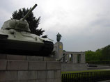 Немецкие СМИ из-за действий России на Украине потребовали убрать русские танки с мемориала у Бранденбургских ворот Немецкие СМИ из-за действий России на Украине потребовали убрать русские танки с мемориала у Бранденбургских ворот