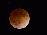 В ночь на 15 апреля в некоторых странах мира можно было наблюдать "кровавую Луну" - достаточно редкое явление, когда происходит полное лунное затмение, однако сама Луна не исчезает с небосвода, а окрашивается в красные, оранжевые или коричневые цвета