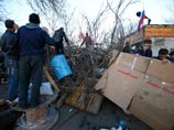 Местные жители блокируют подъезды к аэропорту, Краматорск, 15 апреля 2014 года Местные жители блокируют подъезды к аэропорту, Краматорск, 15 апреля 2014 года