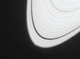 Космический аппарат NASA Cassini зафиксировал формирование небольшого ледяного объекта внутри колец Сатурна