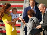 Принц Уильям с женой и ребенком прибыл с визитом в Австралию. Первое турне маленького Джорджа едва не омрачилось скандалом