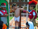 Дети из Бразилии запечатлели на фото сцену распятия. Блоггеры спорят
