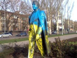 В Донецке снова покрасили памятник Кобзону - теперь в цвета украинского флага