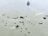 Сотни водолазов возобновили с утра попытки проникнуть внутрь корпуса парома, который полностью находится под водой на глубине 35 метров. Спасатели начали закачку кислорода внутрь корпуса Сотни водолазов возобновили с утра попытки проникнуть внутрь корпуса парома, который полностью находится под водой на глубине 35 метров. Спасатели начали закачку кислорода внутрь корпуса