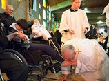 Папа Римский Франциск омыл и поцеловал ноги 12 увечным и больным в ходе вечерней мессы в Великий четверг Страстной недели, которая в этом году была совершена в одном из католических центров реабилитации инвалидов в Риме