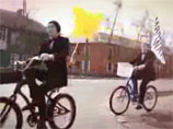 Трое харьковских артистов устроили в городе мим-перформанс, призывающий к миру и выложили в интернет видеоролик об этом. На видео трое мимов с плакатом "Занимайтесь любовью, а не войной" колесят на велосипедах по центру города, улыбаются прохожим и дарят 