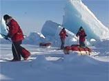 Семеро российских подростков дошли на лыжах до Северного полюса, где сыграли в футбол 