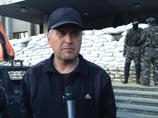 Народный мэр Славянска Вячеслав Пономарев у входа в горсовет города Славянска, 19 апреля 2014 года Народный мэр Славянска Вячеслав Пономарев у входа в горсовет города Славянска, 19 апреля 2014 года