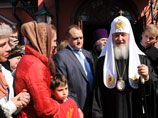 Патриарх Московский и всея Руси Кирилл беседует с прихожанами в храме Живоначальной Троицы в Воронцове