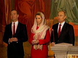 Незадолго до полуночи сюда прибыли президент России Владимир Путин и премьер-министр Дмитрий Медведев с супругой