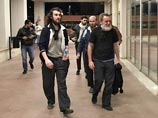 Четверо французских журналистов, похищенных в Сирии, вернулись в Париж Четверо французских журналистов, похищенных в Сирии, вернулись в Париж