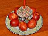 Сыр и яйца это первая пища, которую верующие вкушают после 40-дневного поста. Пасхальное яичко - символ Воскресения Христова. Окрашенное красной краской яйцо - знак пасхальной радости о победе над смертью Сыр и яйца это первая пища, которую верующие вкушают после 40-дневного поста. Пасхальное яичко - символ Воскресения Христова. Окрашенное красной краской яйцо - знак пасхальной радости о победе над смертью