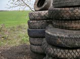В воскресенье административное здание пустует. Рядом с входом в исполком стоит бочка с мусором, за зданием - брошенные баррикады из шин и дрова. Перед входом - пустой автомобиль патрульно-постовой службы В воскресенье административное здание пустует. Рядом с входом в исполком стоит бочка с мусором, за зданием - брошенные баррикады из шин и дрова. Перед входом - пустой автомобиль патрульно-постовой службы