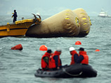 В Желтом море начался седьмой день спасательной операции на месте крушения южнокорейского парома "Севол". Накануне водолазам удалось поднять на поверхность с затонувшего судна более 20 тел погибших
