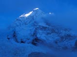 Эверест закрыли для восхождений из-за схода лавины, унесшей жизни более 15 человек