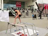 На Art Cologne голая швейцарская художница "отложила" яйца с краской (ВИДЕО)